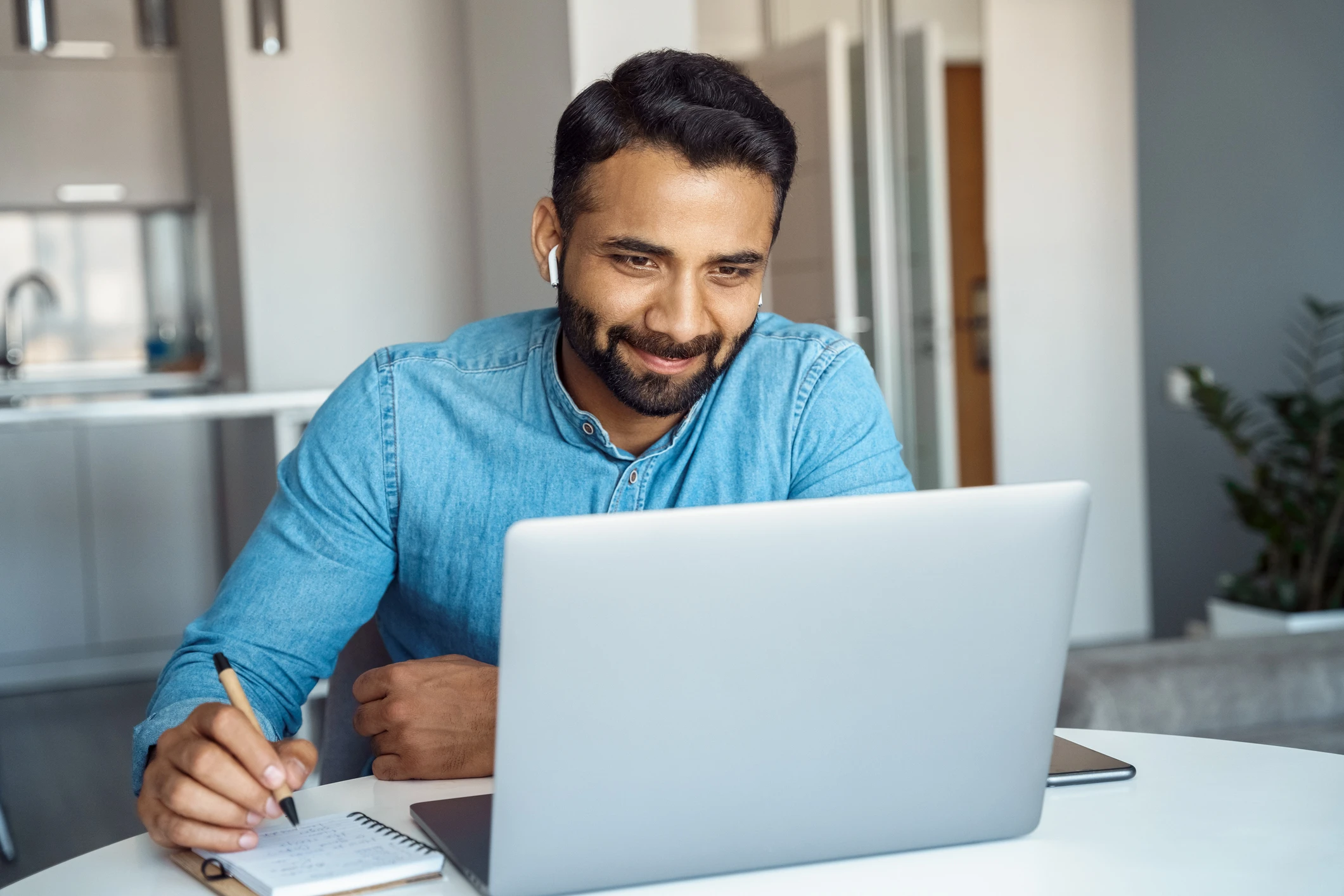 iSyllabus Student taking online Islamic class